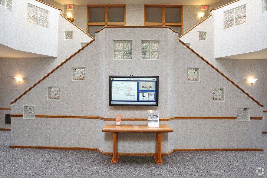 More Photos Of 1001 W Glen Oaks Ln, Mequon Office For Lease
