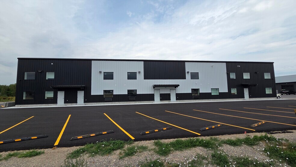 More Photos Of 35 Landmark Ln, Rigby Flex For Lease