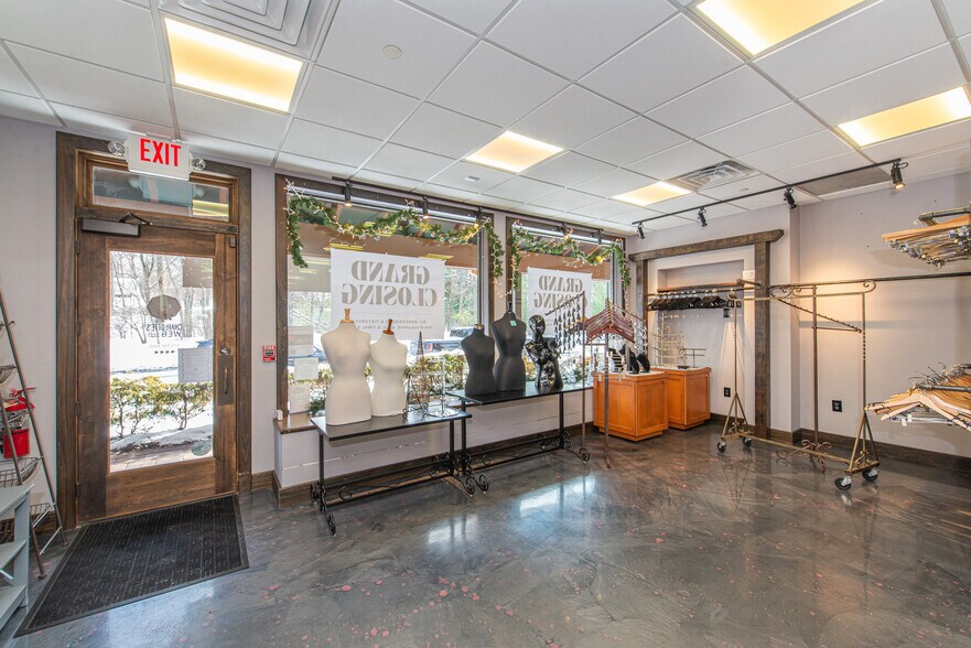 More Photos Of 8-10 White Hall Rd, Towaco Storefront Retail Office For Lease