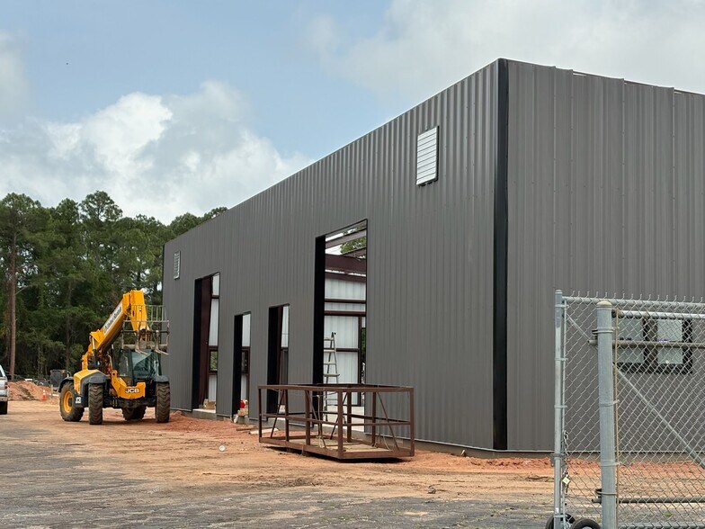 More Photos Of 8800 Grow Dr, Pensacola Light Manufacturing For Lease