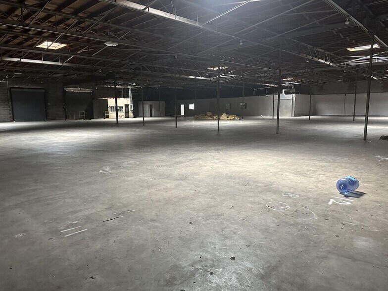 More Photos Of 925 Wholesale Row, Jackson Light Manufacturing For Lease