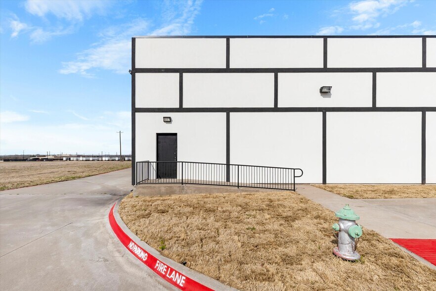 More Photos Of 820 S Central Expy, Anna Warehouse For Sale