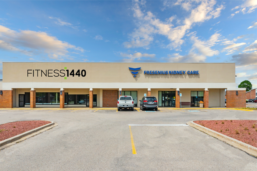 More Photos Of 1319-1413 Creston Park Dr, Janesville Storefront For Sale