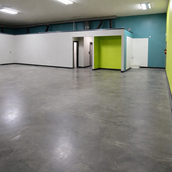 More Photos Of 935 Boyson Ct, Hiawatha Flex For Lease