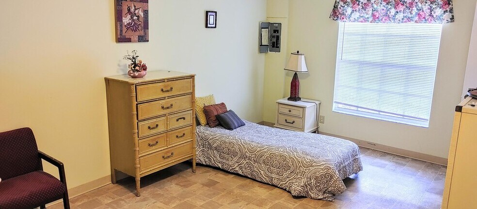 More Photos Of 5426 18th St W, Bradenton Assisted Living For Lease