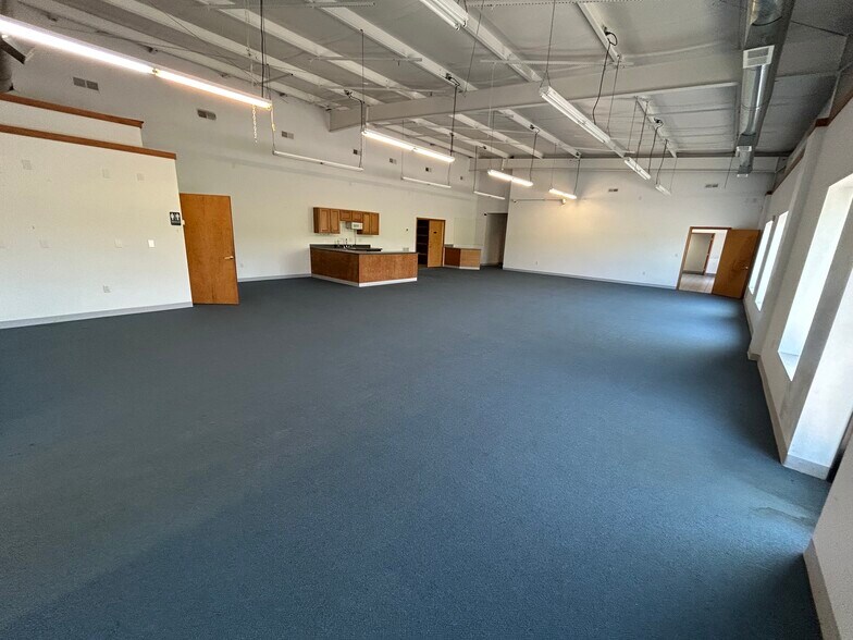 More Photos Of 913 Upward Rd, Flat Rock Warehouse For Lease