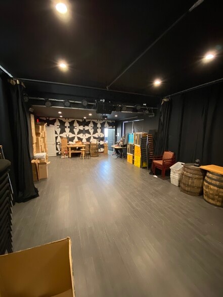 More Photos Of 72-76 N Broadway St, Des Plaines Light Distribution For Sale