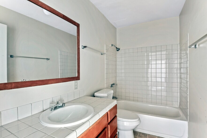 More Photos Of 7940 Bancroft Ave, Oakland Apartments For Sale