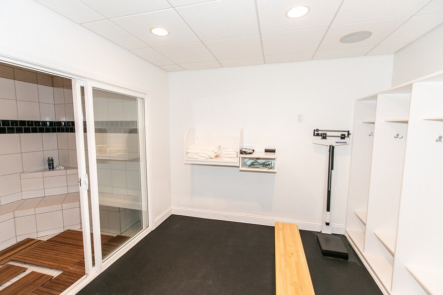 More Photos Of 2040 N Ferry St, Anoka Office For Sale