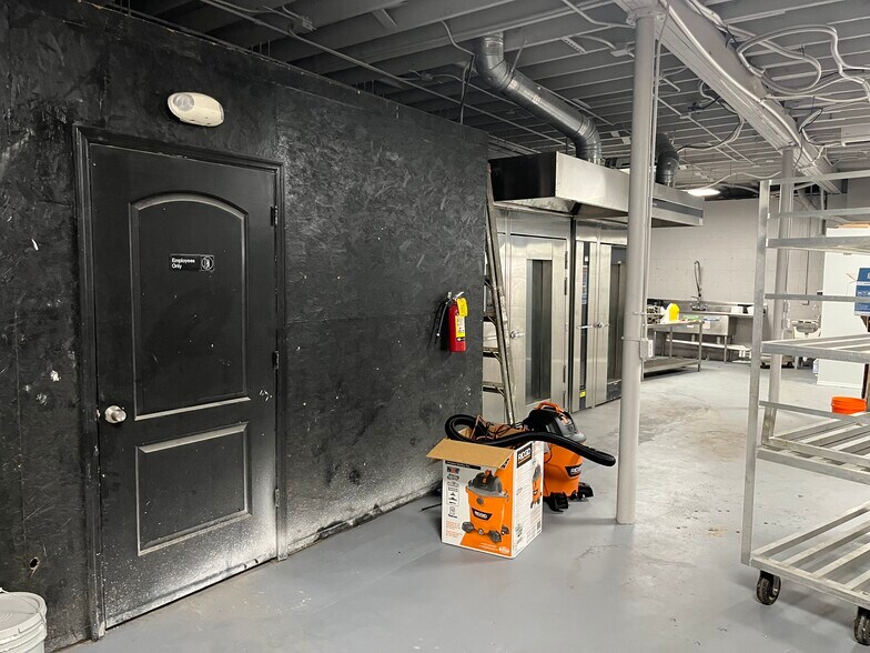 More Photos Of 1917 N Dixie Hwy, West Palm Beach Storefront Retail Office For Lease