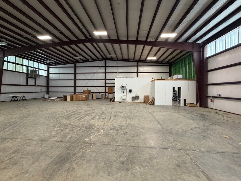 More Photos Of 2785 MacMae Dr, Mobile Warehouse For Lease