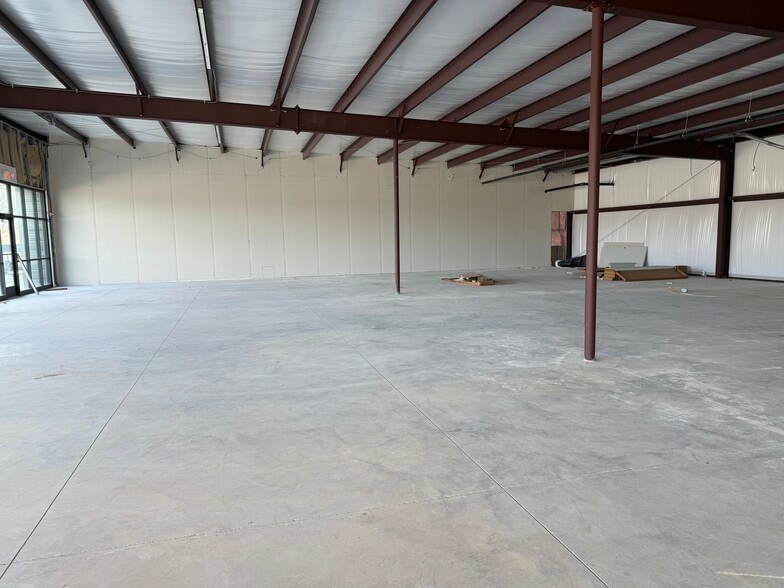 More Photos Of 1350 N Maxine Ave, Nixa Storefront For Lease