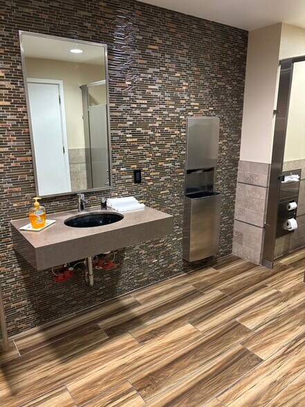 More Photos Of 1612 W Olive Ave, Burbank Medical For Lease