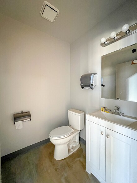 More Photos Of 1541-1543 Bourbon Pky, Streamwood Light Distribution For Lease