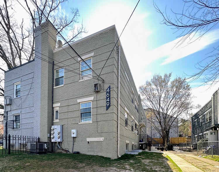 Primary Photo Of 4649 Hillside Rd SE, Washington Apartments For Sale