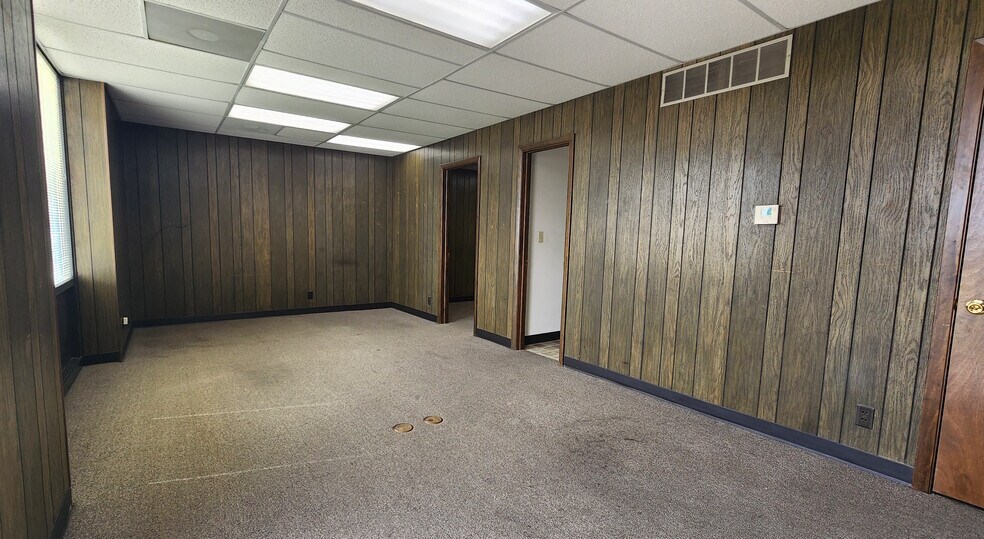 More Photos Of 5617 S 49th St, Lincoln General Retail For Lease