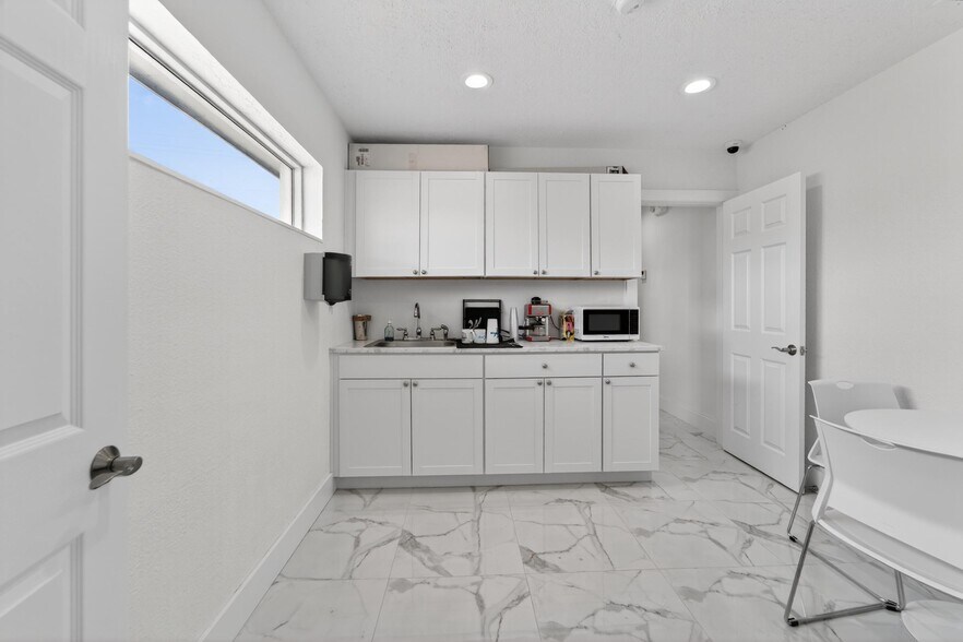 More Photos Of 1233 Bartow Rd, Lakeland Office For Sale