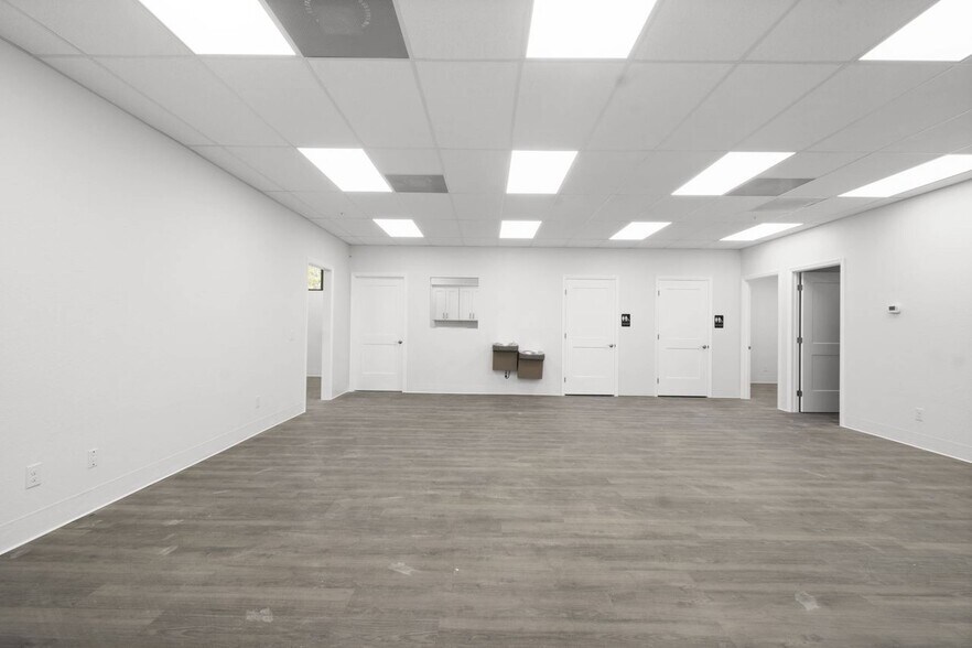 More Photos Of 3801 Bee Ridge Rd, Sarasota Storefront For Lease