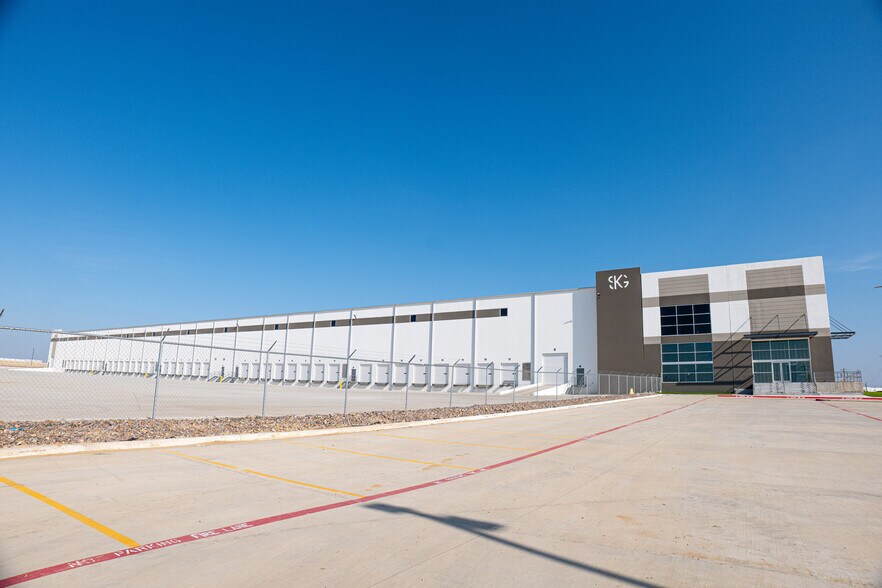 More Photos Of 1017 Northway Ln, Laredo Distribution For Sale