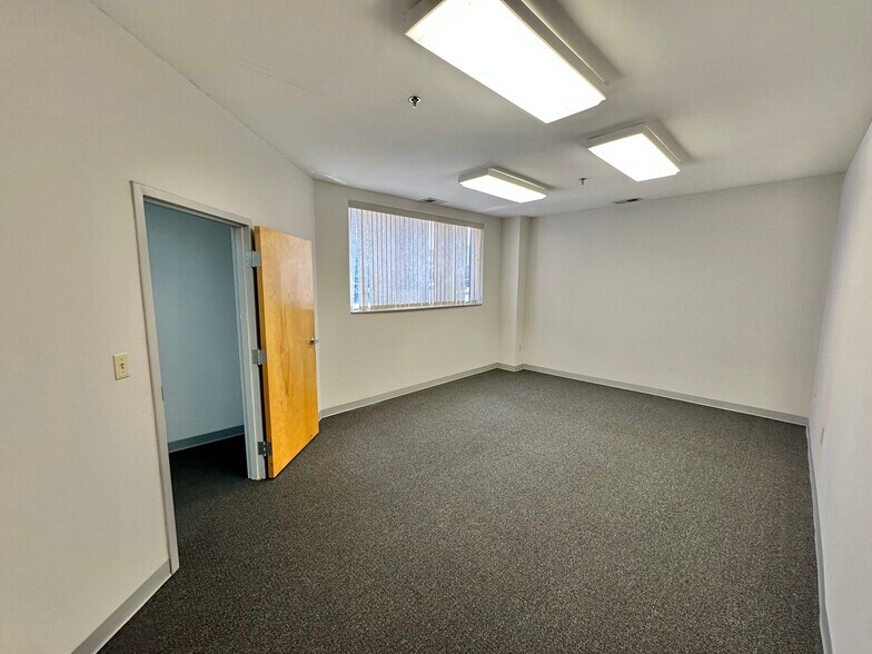 More Photos Of 1470 E Weisgarber Rd, Knoxville Light Distribution For Lease