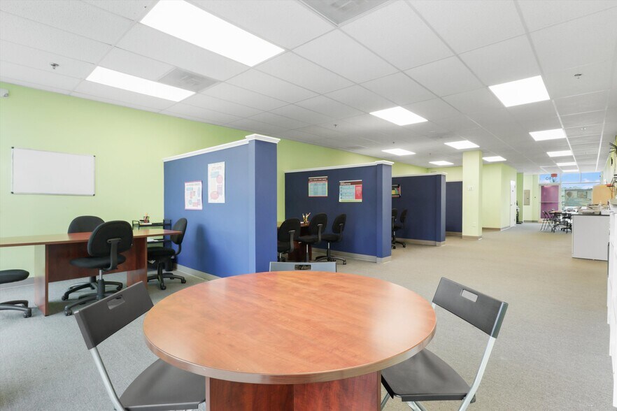 More Photos Of 43053 Pemberton Sq, Chantilly Unknown For Lease