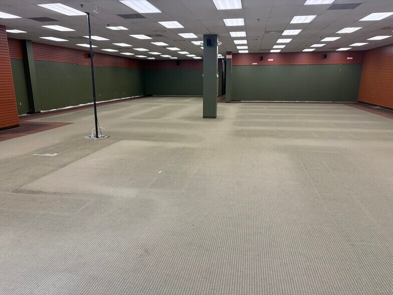 More Photos Of 522 Amherst St, Nashua Showroom For Lease