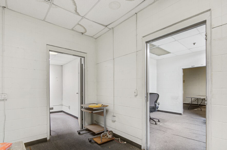 More Photos Of 3036 Gillespie St, Fayetteville Manufacturing For Lease