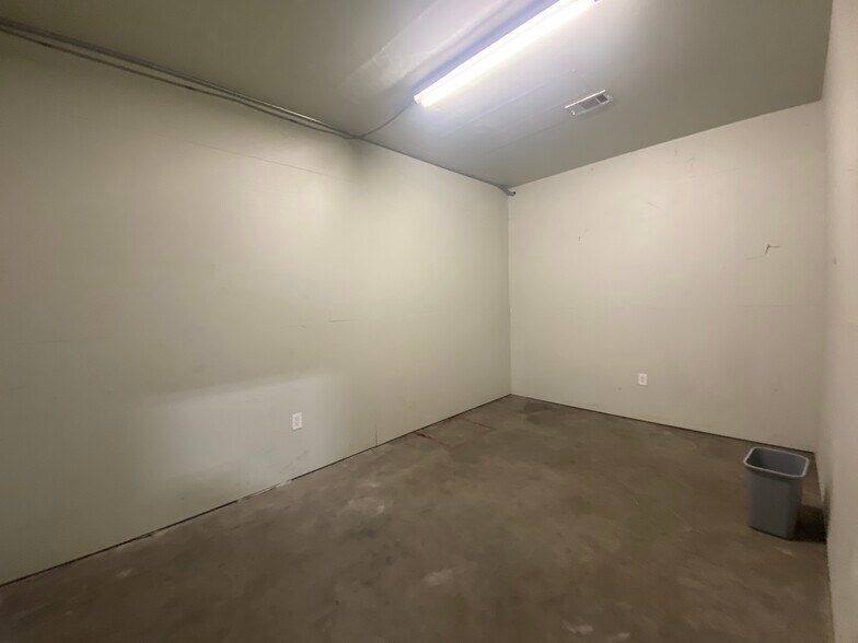 More Photos Of 7030 Wespark Cir, Beaumont Warehouse For Lease