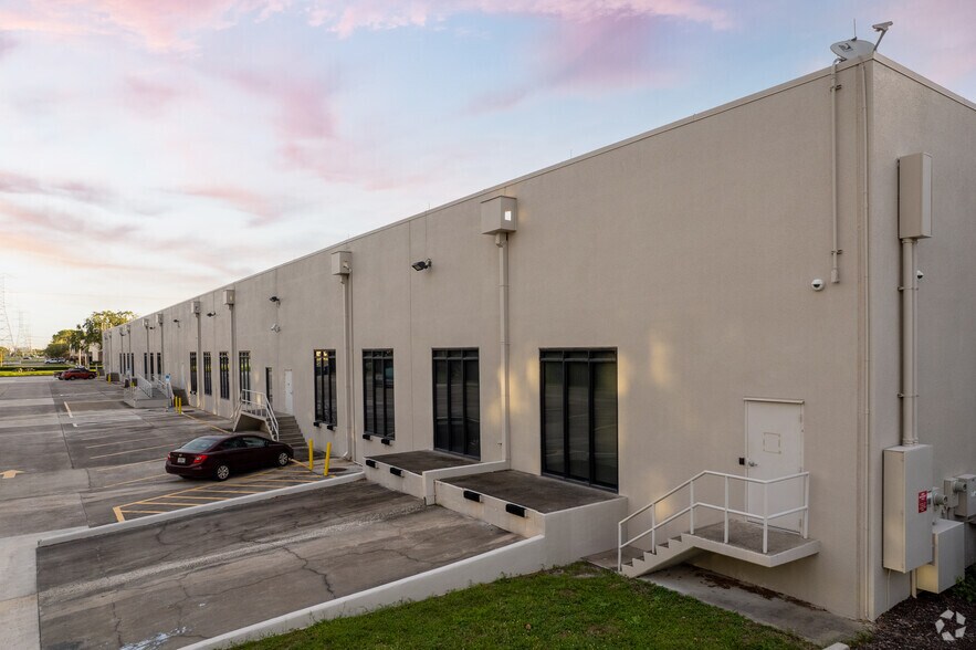 More Photos Of 7300-7356 Greenbriar Pky, Orlando Unknown For Lease