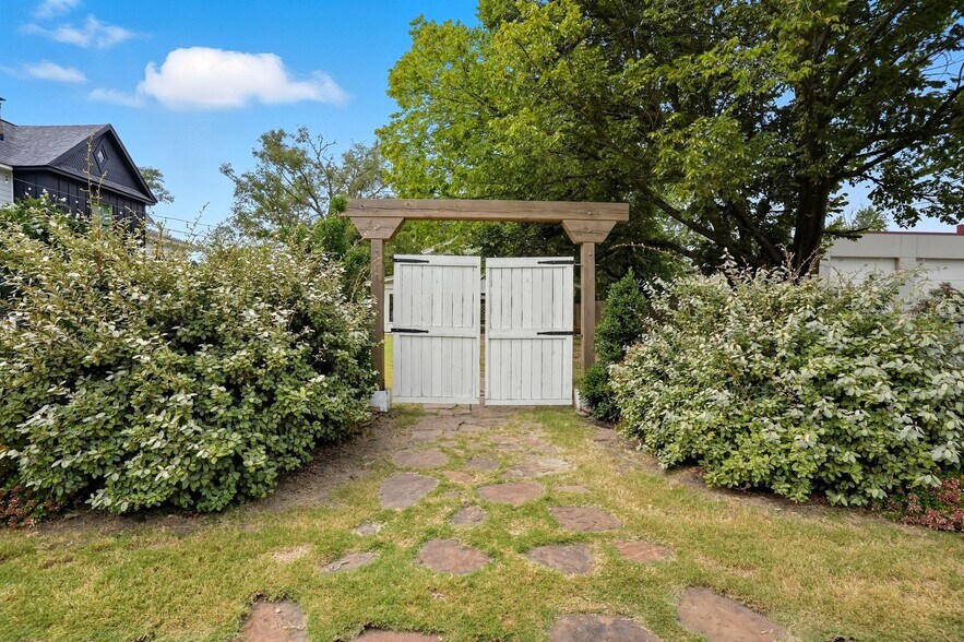 More Photos Of 924 S Main St, Broken Arrow Showroom For Sale