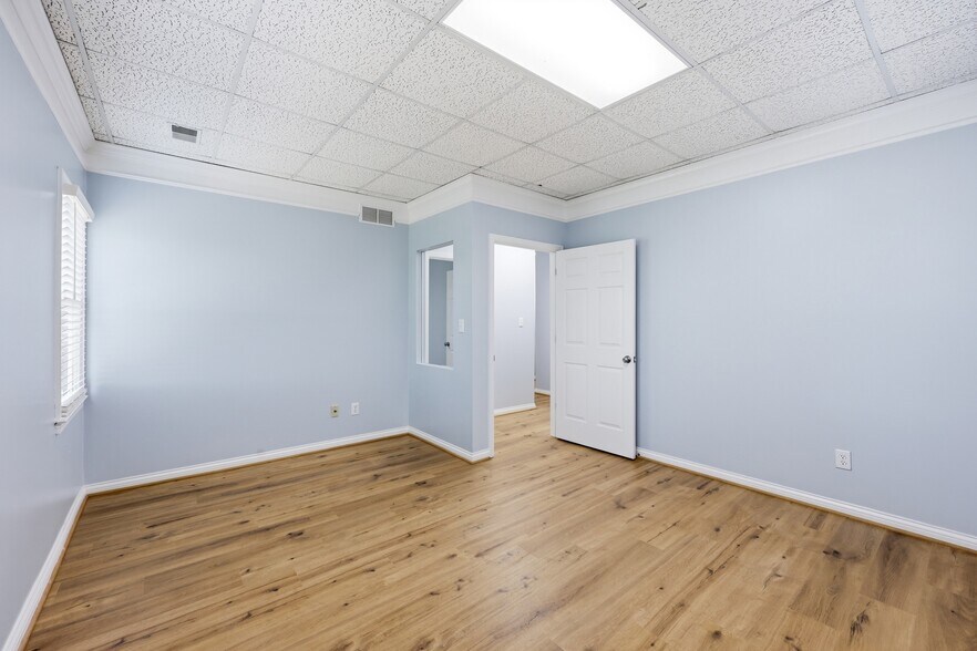 More Photos Of 531 Darby Creek Rd, Lexington Office For Lease