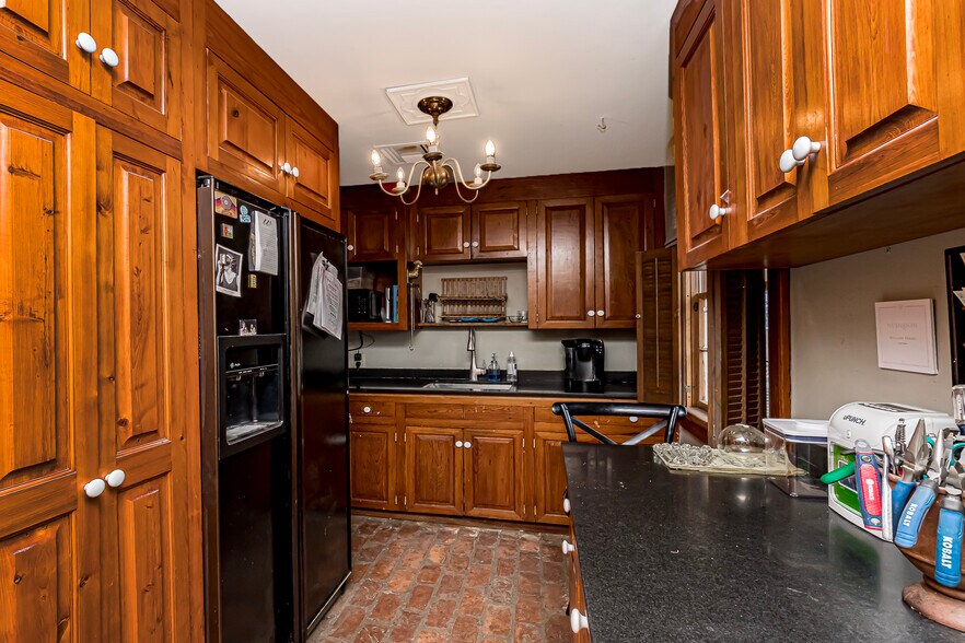 More Photos Of 545-555 S Foster Dr, Baton Rouge General Retail For Sale