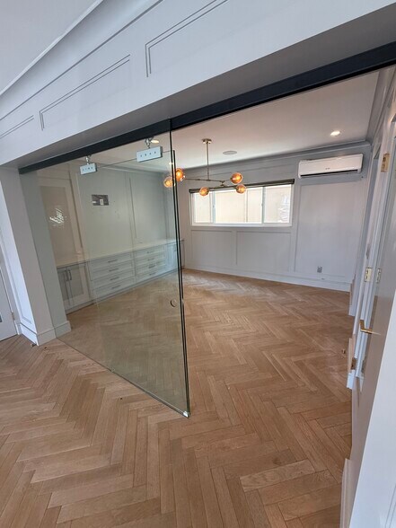 More Photos Of 733 10th St, Santa Monica Storefront Retail Office For Lease