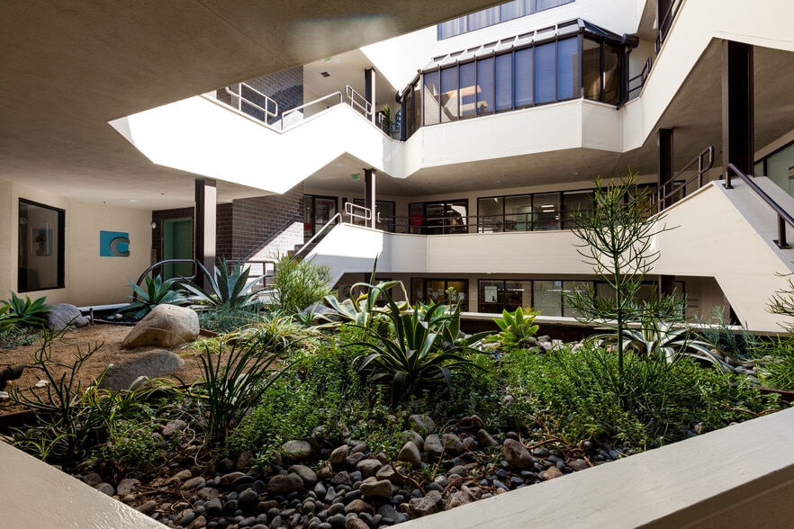 More Photos Of 860 Via de la Paz, Pacific Palisades Office Residential For Lease