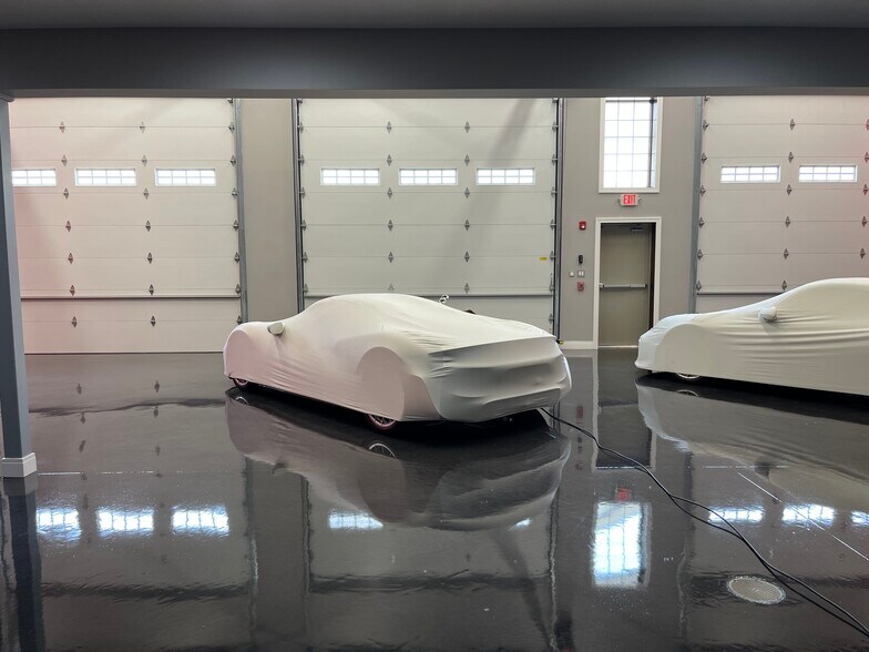 More Photos Of 2220 Ferry Rd, Naperville Showroom For Sale