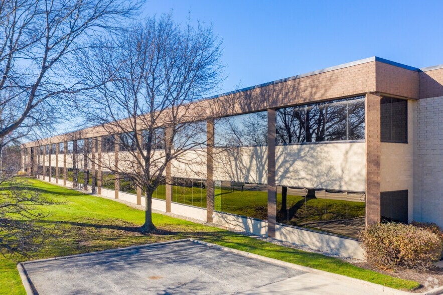 More Photos Of 1400 Busch Pky, Buffalo Grove Manufacturing For Sale