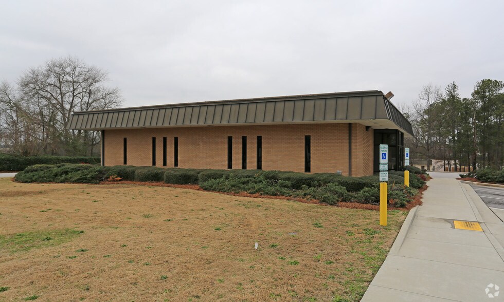 More Photos Of 2324 Airport Blvd, West Columbia Bank For Lease