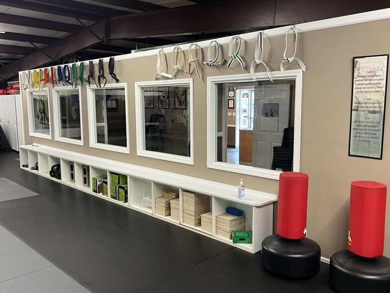 More Photos Of 211 W Dunbar Cave Rd, Clarksville Warehouse For Sale