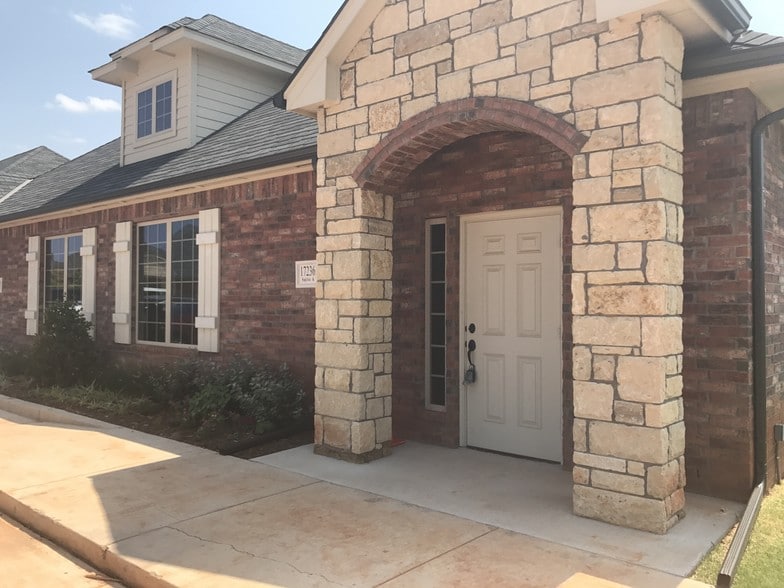 More Photos Of 17236 N May Ave, Edmond Office For Sale