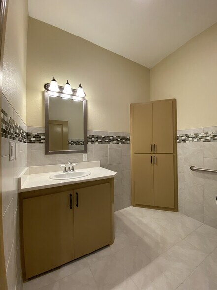 More Photos Of 2200 N AW Grimes, Round Rock Medical For Lease