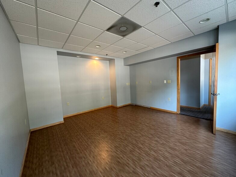 More Photos Of 4 S Linn St, Iowa City Office For Lease