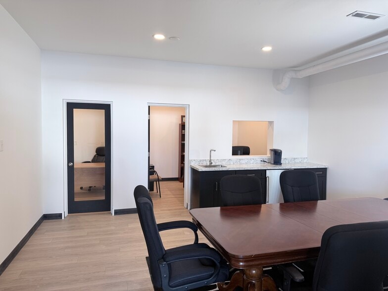 More Photos Of 516 E Broadway St, Bradley Office For Sale