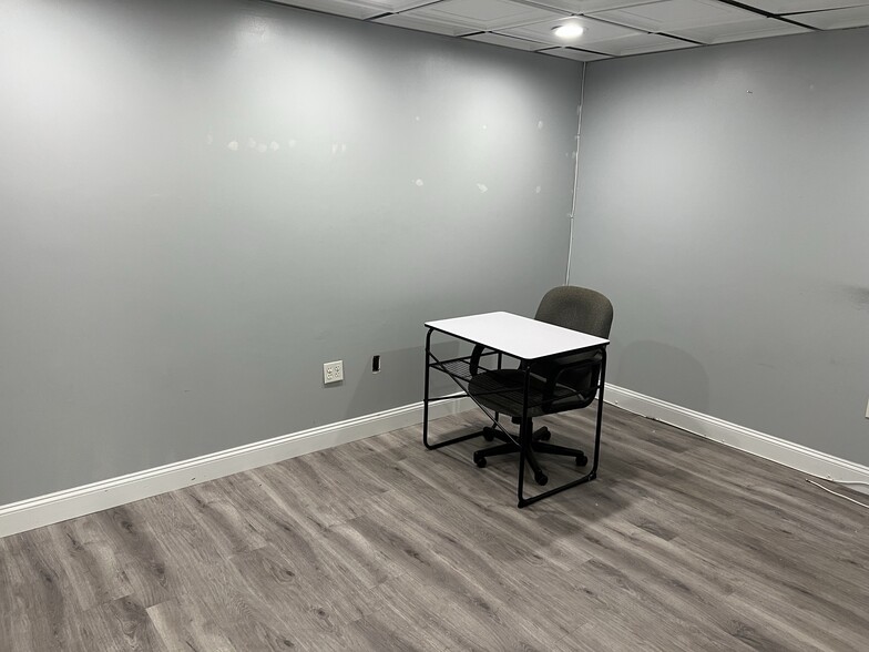 More Photos Of 8022 Old Alexandria Ferry Rd, Clinton Light Distribution For Sale