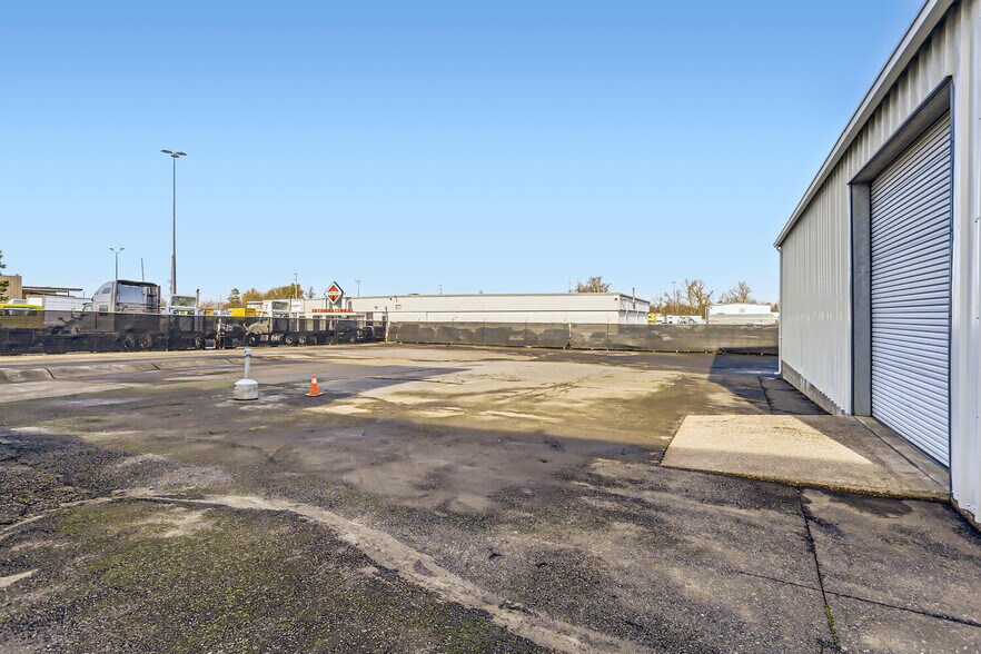 More Photos Of 81 NE Columbia Blvd, Portland Warehouse For Lease
