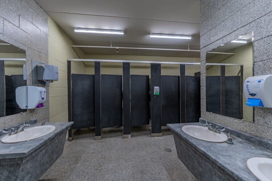 More Photos Of 396 Henry St, Brantford Manufacturing For Lease