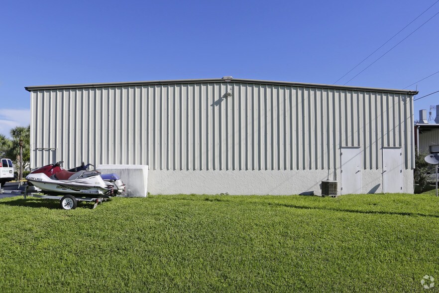More Photos Of 2301 Bruner Ln, Fort Myers Warehouse For Lease