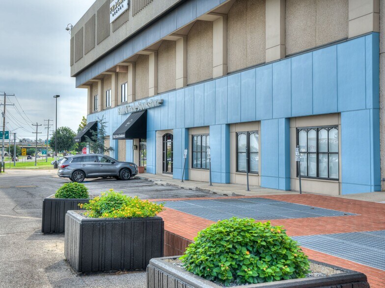 More Photos Of 1900 NW Expressway, Oklahoma City Office For Lease