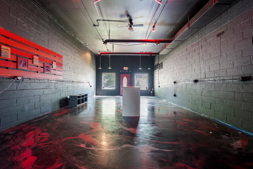 More Photos Of 1006 W 14 Mile Rd, Clawson Storefront For Lease