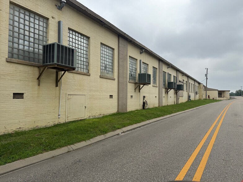 More Photos Of 1002 Douglas Ave, Opp Manufacturing For Lease