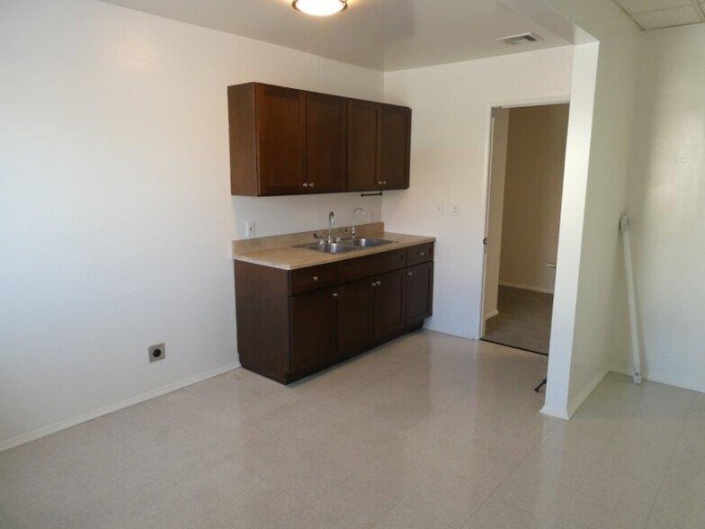 More Photos Of 447 W Burchett St, Glendale Office For Sale